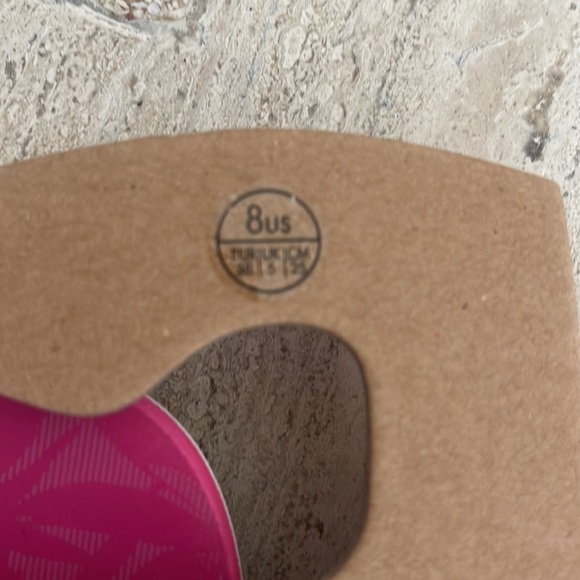 ROXY GUPPY STAMP FLIP FLOP size 7 and 8 in brand new condition. - Picture 10 of 10